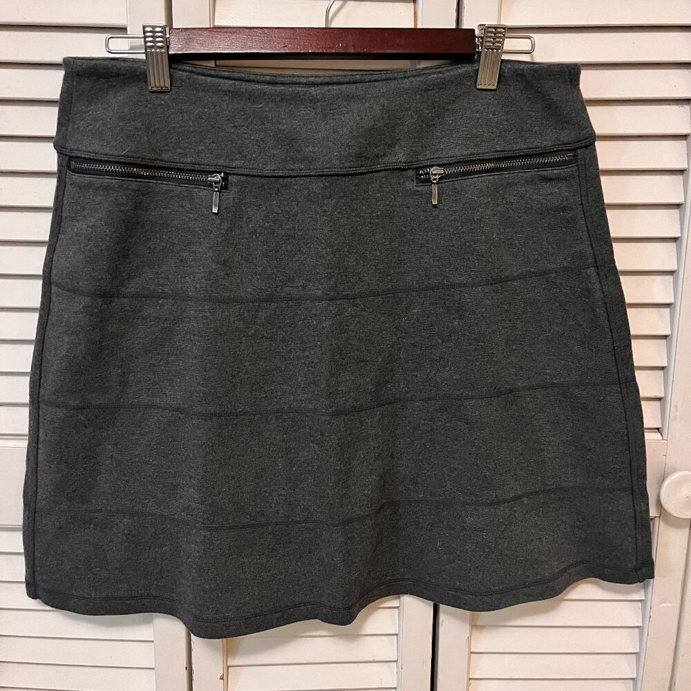 Athleta knit skirt, grey, above knee length, zippered pockets, size medium